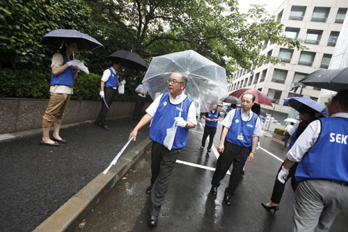 Cleaning activities implemented around Tokyo head office (Center of the photograph: Sekisui Chemical President Negishi)