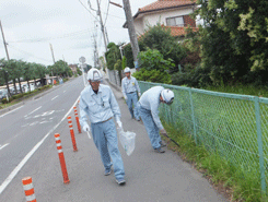 TOKYO SEKISUI HEIM CO., LTD. (Hasuda City, Saitama Prefecture) Cleaning the area around the factory