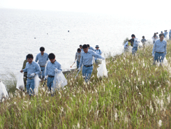 SEKISUI SEIKEI LTD. (Izumo City, Shimane Prefecture) Cleaning the lakeshore