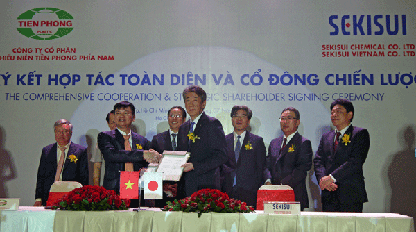 July 5, the signing ceremony in Ho Chi Minh (from the front President Dung of TPS is on the left, and President Kubo is on the right).